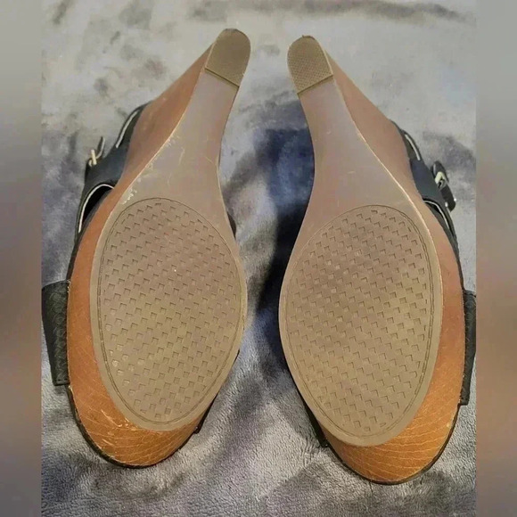 Size 10, Maurices Wedge Peep Toe Strappy Heels Sandals in black - Picture 11 of 11